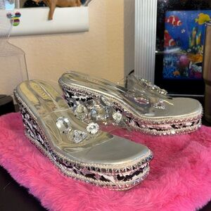 NWOT Tinstree shiny silver stud with glittered leopard print wedge with Jules a